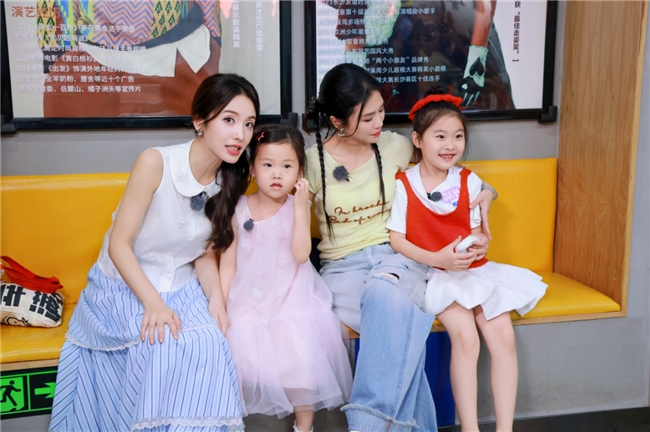 金鹰卡通《三孩来了3》版“乘风破浪”家庭来袭！小燕子姐姐谭薇、黄英现场揭秘扇子舞机关(金鹰卡通《三孩子3》咪咪咪家庭)