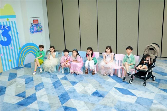 金鹰卡通《三孩来了3》三孩家庭首次合宿，黄英小燕子姐姐谭薇《乘风2025》后合作带娃(金鹰卡通《三孩来了3》免费观看)