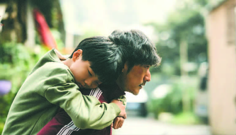 用AI与逝去的父亲讲和 国内首部AI题材亲情电影《比如父子》近日上映(用ai与逝去的父亲说话)