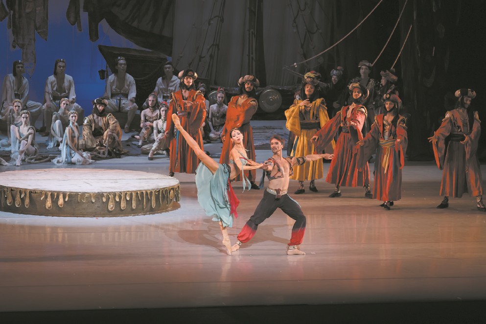 马林斯基剧院芭蕾舞团高难度的舞技令人难忘 《海盗》：好看的不止32个挥鞭转(马林斯基剧院芭蕾舞团2025年天鹅湖)