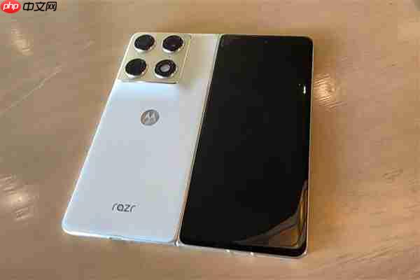 moto首款大折叠屏来了！moto Razr Fold亮相CES