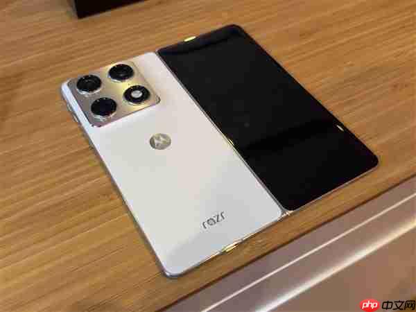 moto首款大折叠屏来了！moto Razr Fold亮相CES