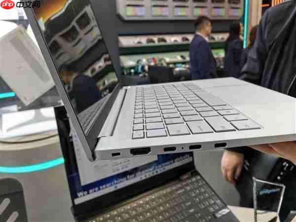 雷神aibook14 Air Carbon全能本发布：1kg碳纤维机身 18小时续航
