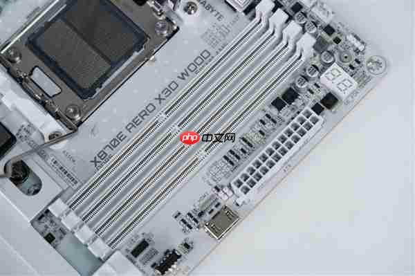 实木+皮革都用上了！技嘉木雕X870E AERO X3D WOOD主板图赏