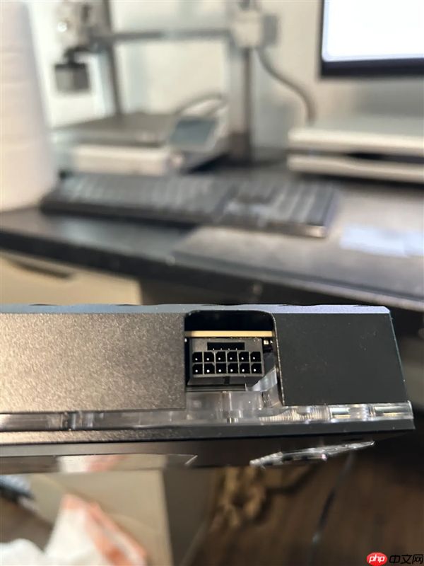 RTX 5090改装上到1350W差点烧毁！华擎温度传感器成功救命