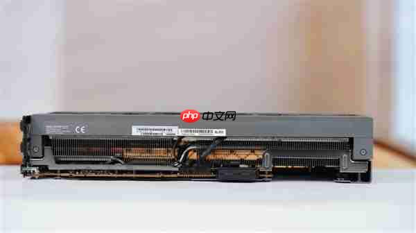 独特背插供电！蓝宝石NITRO+氮动RX 9070 XT显卡图赏