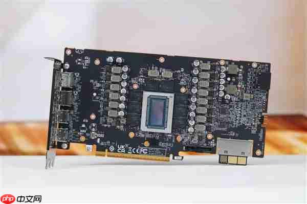 独特背插供电！蓝宝石NITRO+氮动RX 9070 XT显卡图赏