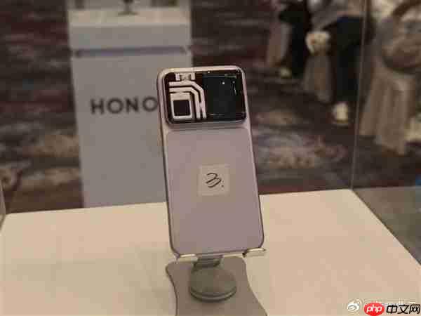 吴晓波展示荣耀ROBOT PHONE真机：世界上第一款手机机器人！
