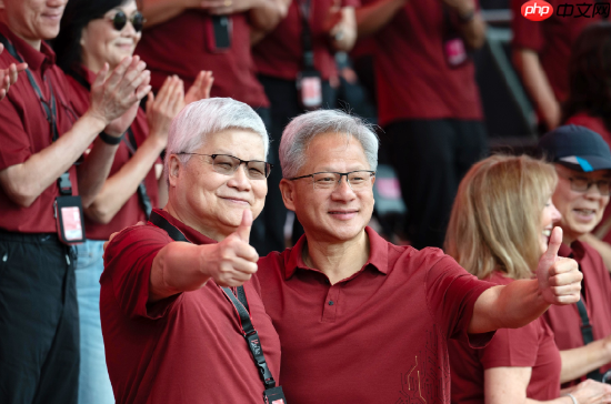 黄仁勋身着红色短袖现身台积电运动会 与魏哲家竖大拇指合影