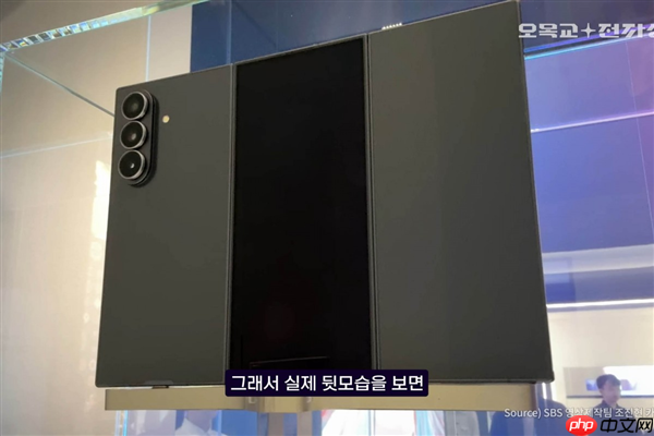 安卓首款三折叠屏！三星Galaxy Z TriFold真机公布：跟华为不一样