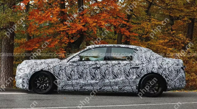 告别圆润设计，奔驰纯电E级路试曝光，续航或超800公里 - php中文网