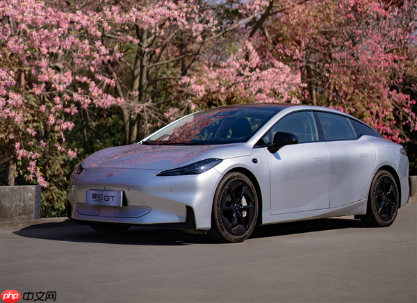 15万买中型纯电性能轿跑！广汽昊铂GT全新Lite版上市