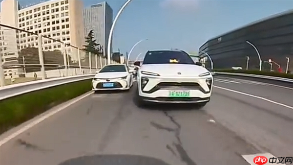 早高峰女司机强势插队 果然撞了