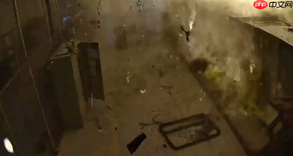 压缩天然气气瓶破裂 美国得州发生公交车爆炸起火事件