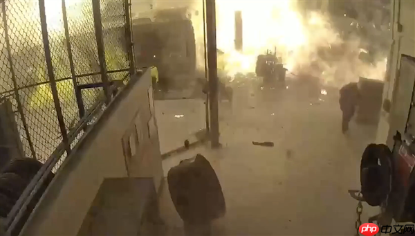 压缩天然气气瓶破裂 美国得州发生公交车爆炸起火事件