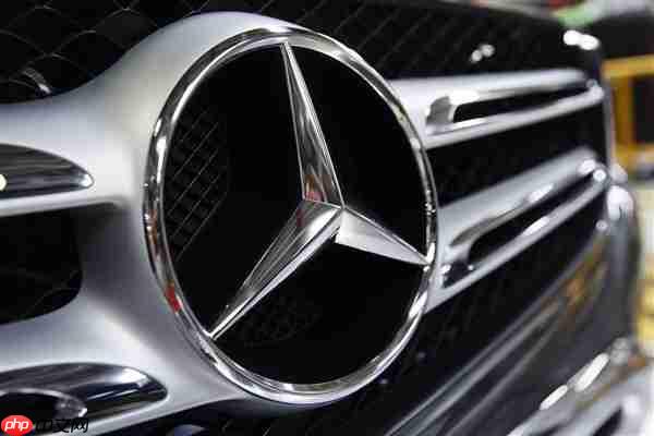 奔驰EQE电动车地库自燃烧毁 车主：厂家给的赔偿感觉侮辱人