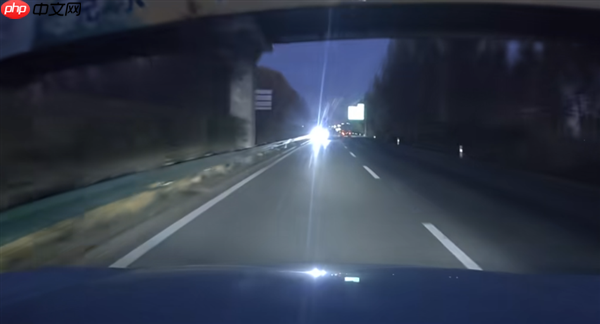 齐齐哈尔高速一SUV开远光逆行 交警：已锁定车辆 将严惩！