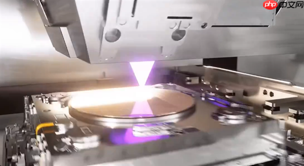 台积电“银色高速公路”首度公开！EUV光刻机生产芯片全程曝光