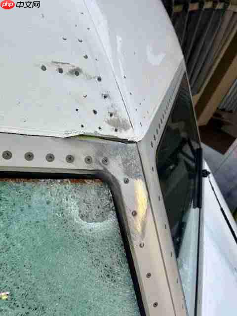 美联航航班万米高空挡风玻璃遭不明物体撞击，NTSB 调查是否为太空碎片
