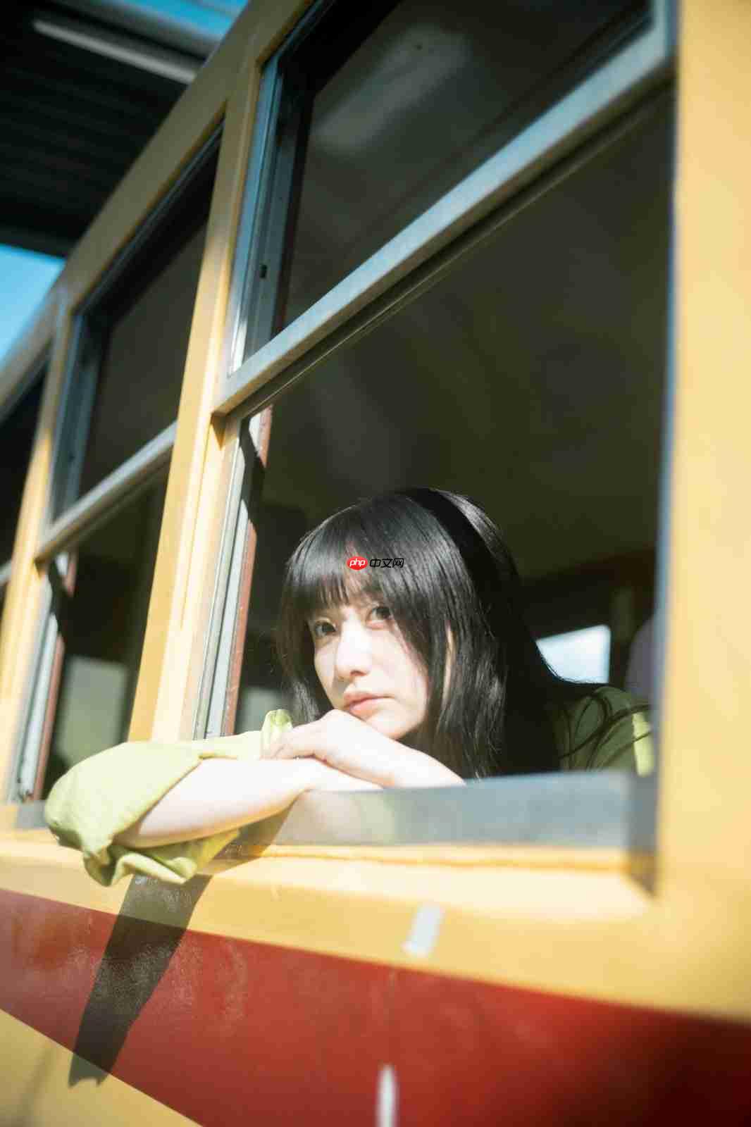 《寂静岭f》美女脸模晒与PS5光盘合照 很漂亮