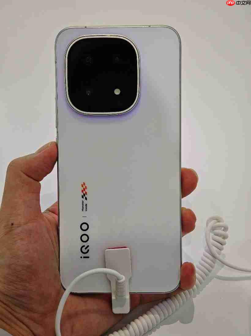 iQOO 15真机亮相VDC 2025：RGB镜头氛围灯加持，搭载OriginOS6