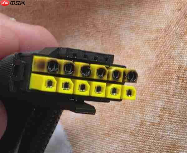网友连续烧了两块RTX 5090！都是12V-2x6供电接口惹的祸