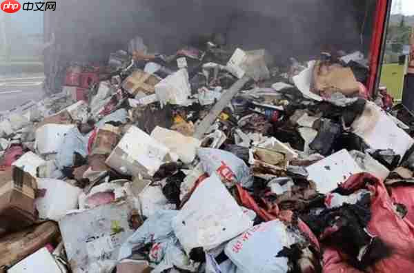 江西一半挂车突然起火 20吨快递葬身火海 近半数被烧毁