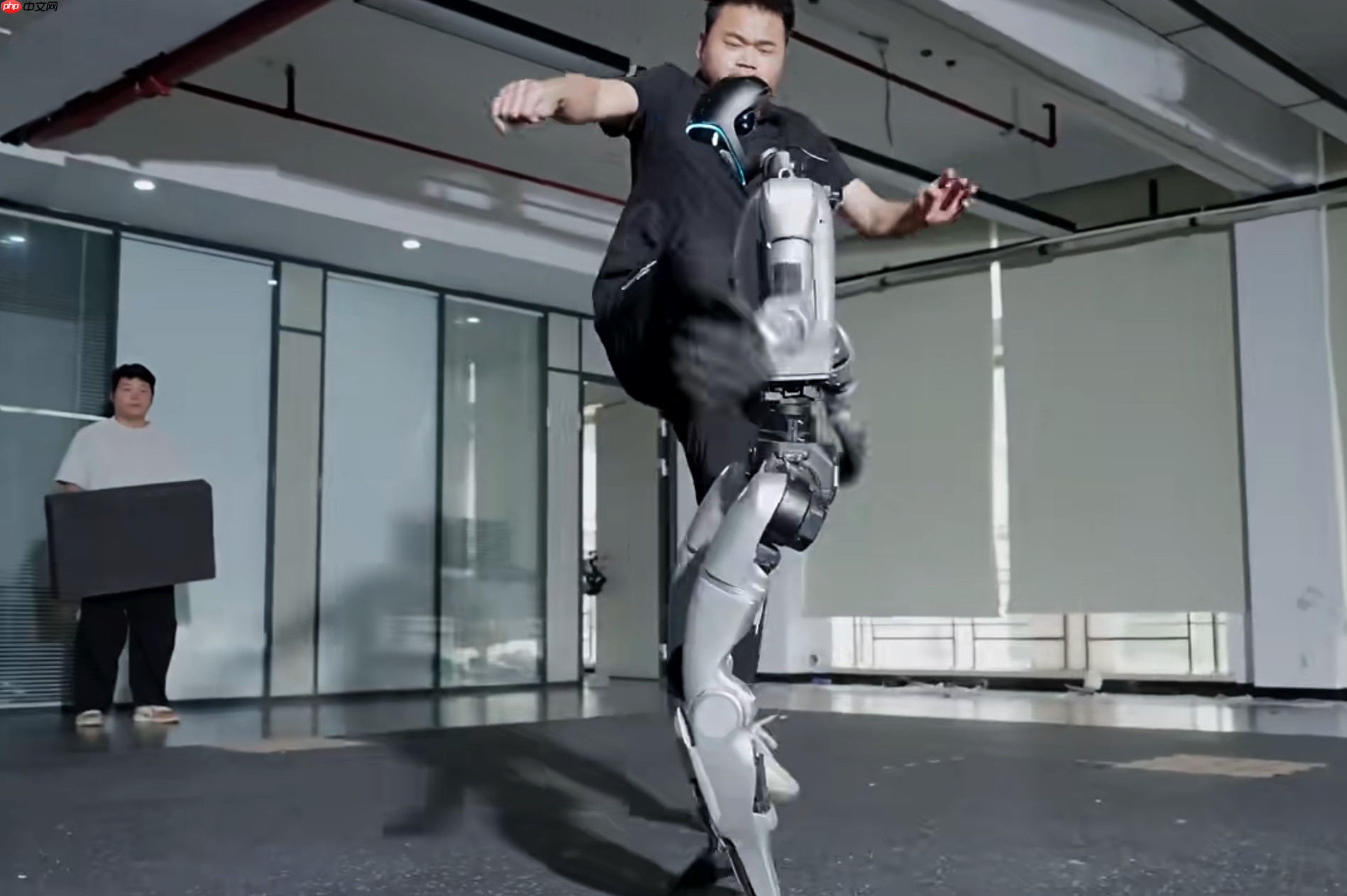 宇树人形机器人 G1 遭“围殴”后仍能迅速起身