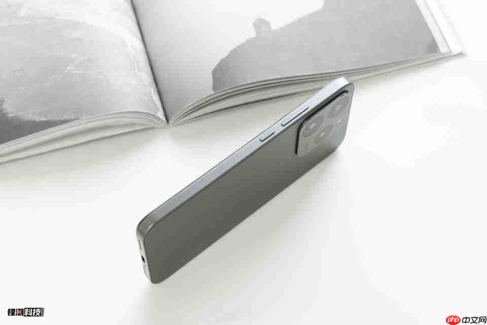 真我15T图赏:称手小直屏,轻薄耐用