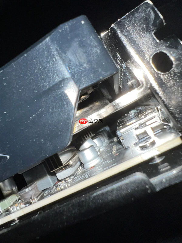 RTX 5090刚炸没几天：RTX 5070又出现电容爆炸！发出巨响散发焦味