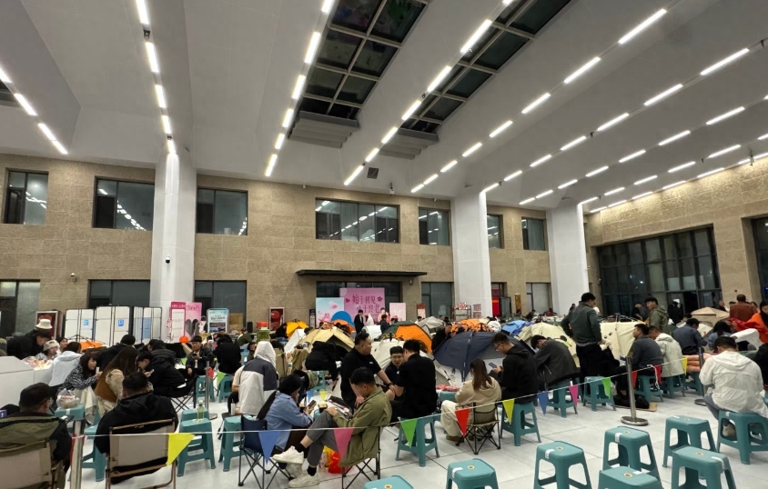 新人在赛里木湖搭帐篷通宵排队领证是怎么回事？详情介绍 - php中文网