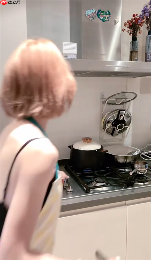 赵露思直播时被网友提醒煤气没关 关掉后感谢：你们救了我