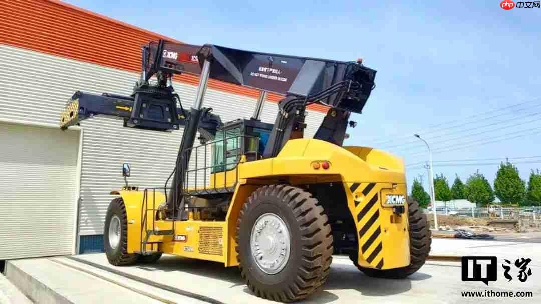 全球首台：我国专为储能领域定制的 65 吨级正面吊投入使用