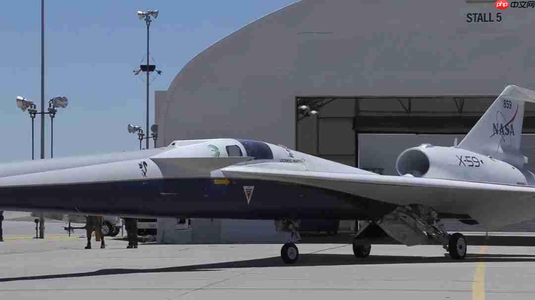 美国宇航局 X-59 超音速飞机完成首次低速滑行测试，为首飞做准备