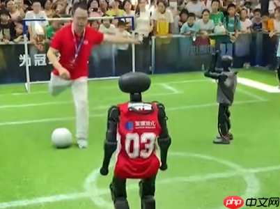 周鸿祎与机器人拼球技：想带球突破 被机器人抢断！