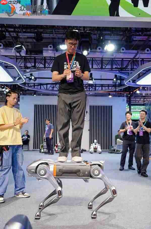 以技术突破为引擎，众擎亮相2025机器人博览会