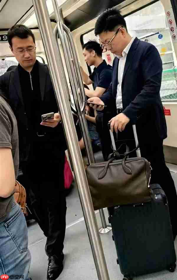 网友机场摆渡车偶遇余承东、何刚：自己拿行李箱 专注看手机