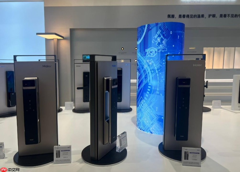 AI智能锁现双阵营:要么升级安防，要么做家庭智慧入口