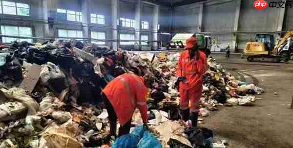 当事女游客非干部!环卫4小时翻8吨垃圾给儿童找手表 官方称会奖励谁求助都帮