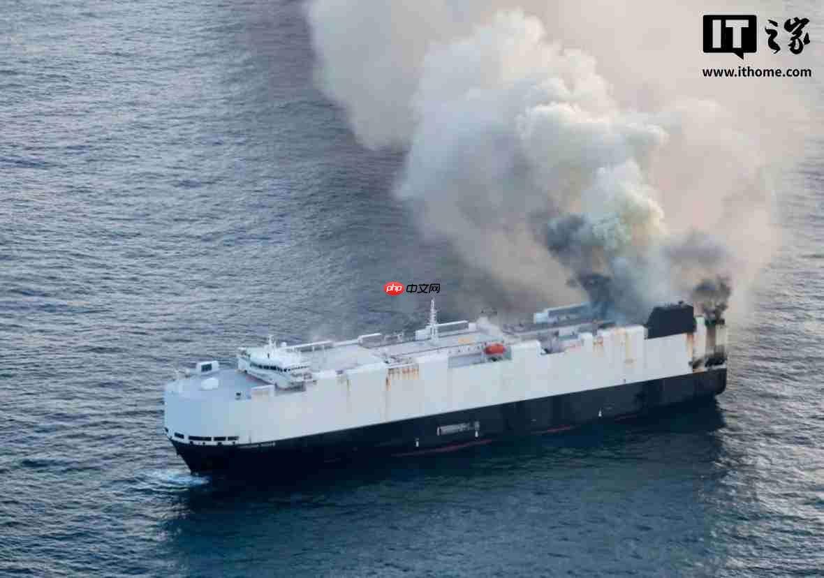 载 3000 辆新车的货轮在北太平洋起火后沉没，含 750 辆新能源汽车