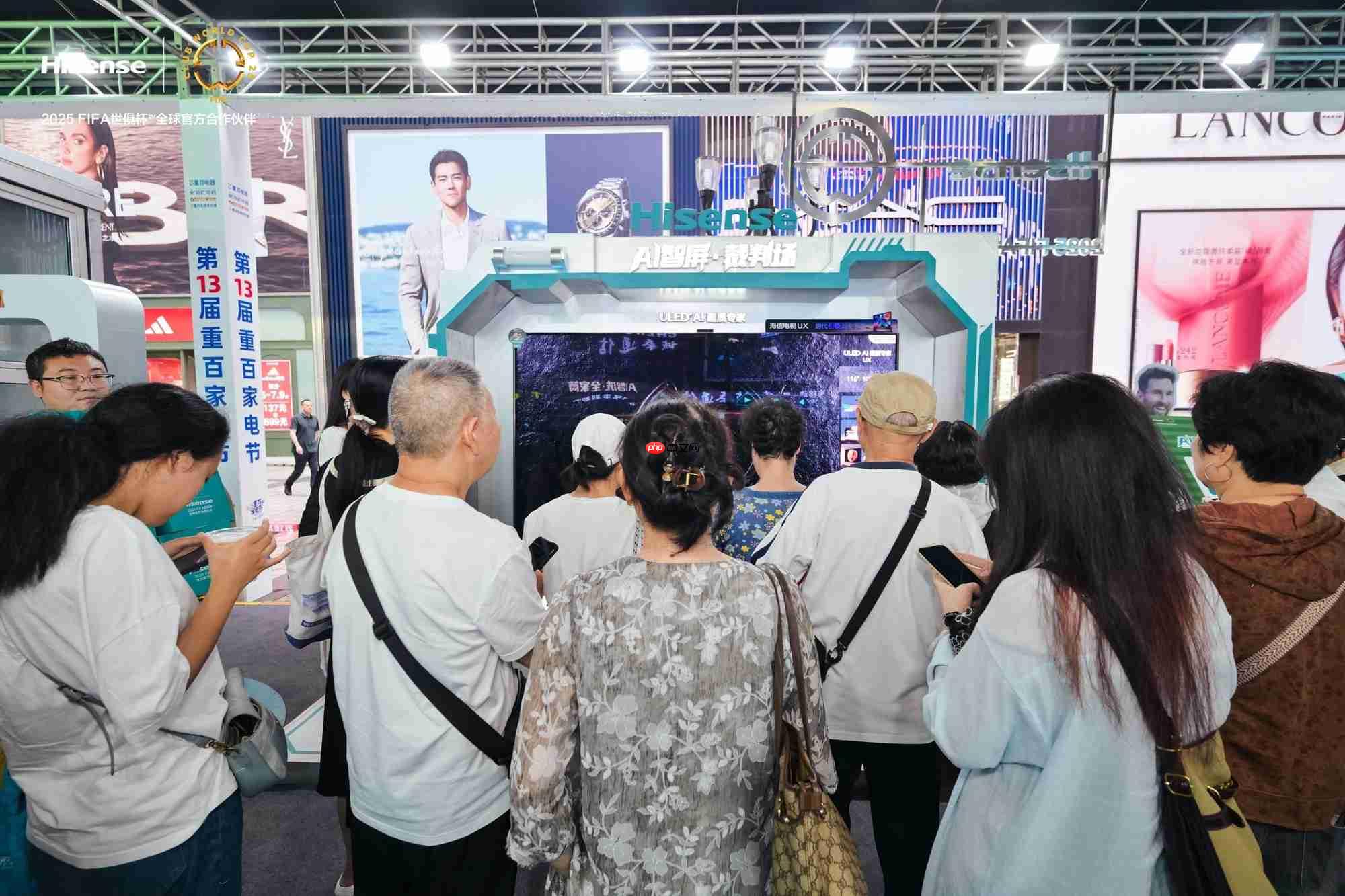 助力第13届重百家电节,海信AI球迷大巴带来世俱杯观赛体验!