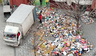 亚马逊用传送带当机器手，解决快递分拣的“最后一公里”问题