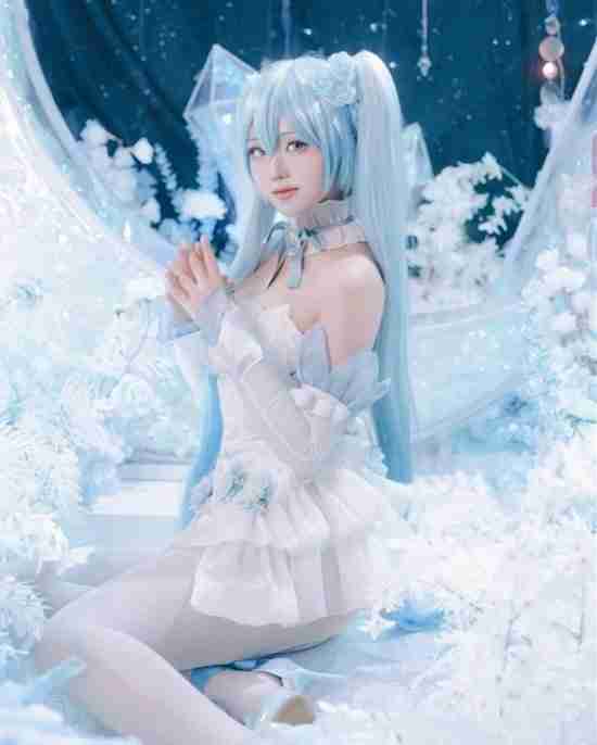 韩妹COS初音未来 丝袜胶衣大展偶像身材