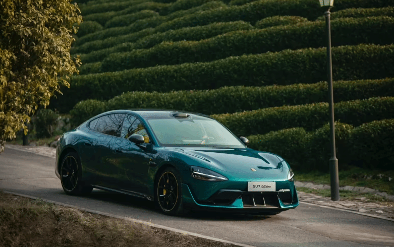 小米SU7 Ultra新配色曝光！深绿色质感十足