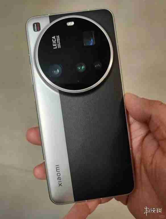 小米15 Ultra外观公布：双拼色设计 双长焦四摄镜头！