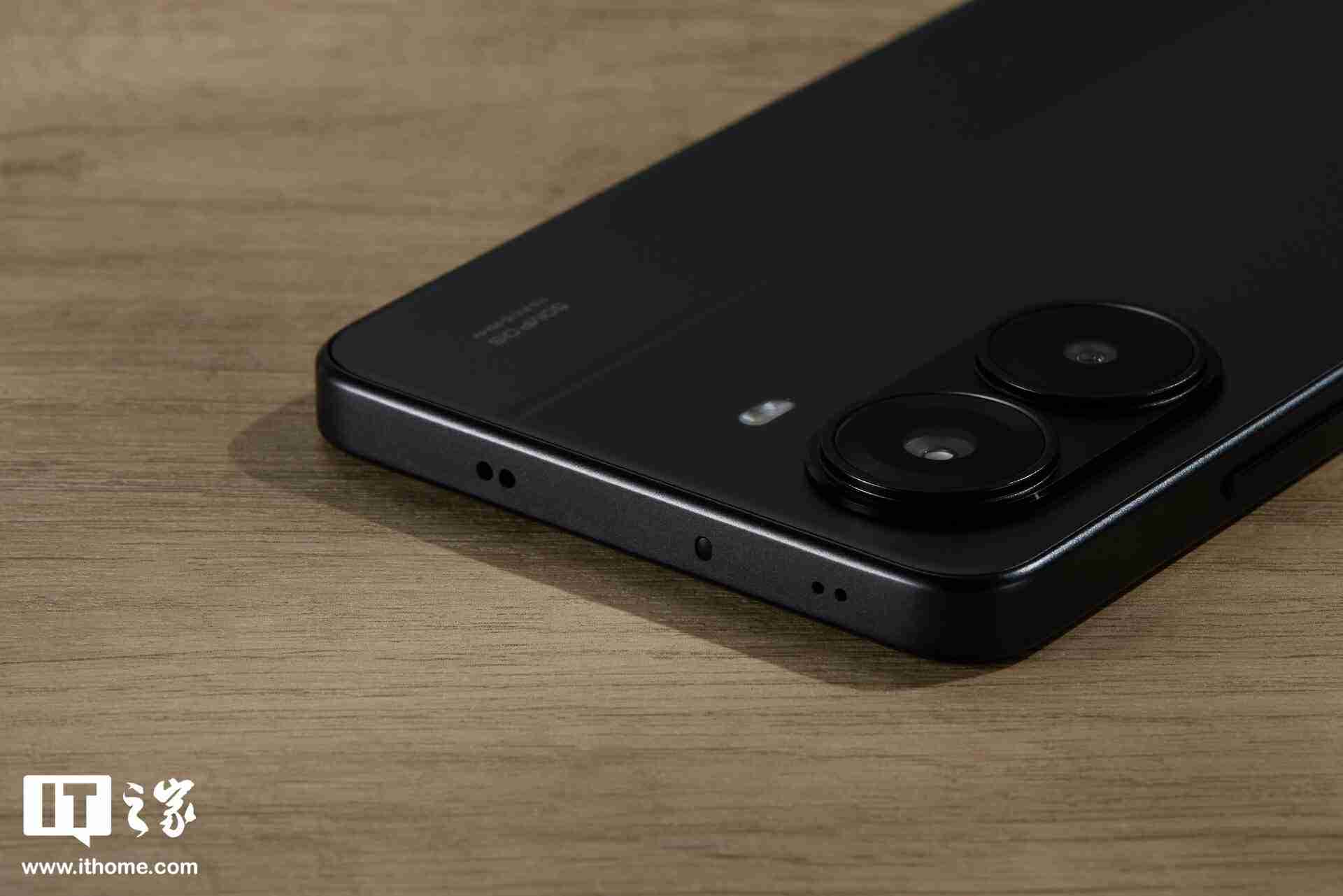 小米 REDMI Turbo 4「暗影黑」实拍：设计干练克制，拼色后壳不失个性