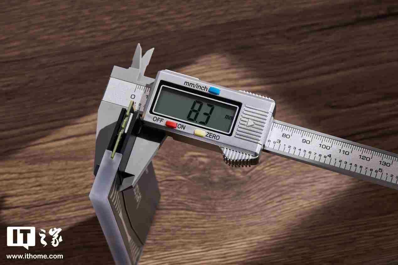 雷克沙战神之翼 ARES RGB DDR5 6000 C26 内存图赏：黑白撞色，AMD 平台性能战神