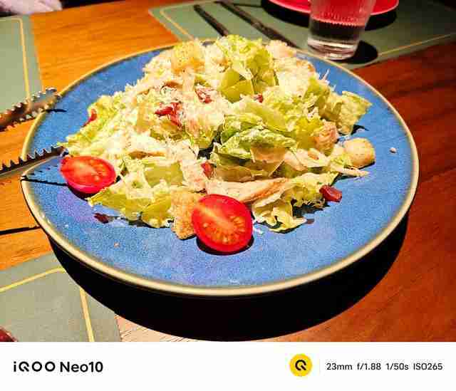 华为Mate 70 Pro拍照怎么样？红枫原色表现出色，96mm长焦彪悍