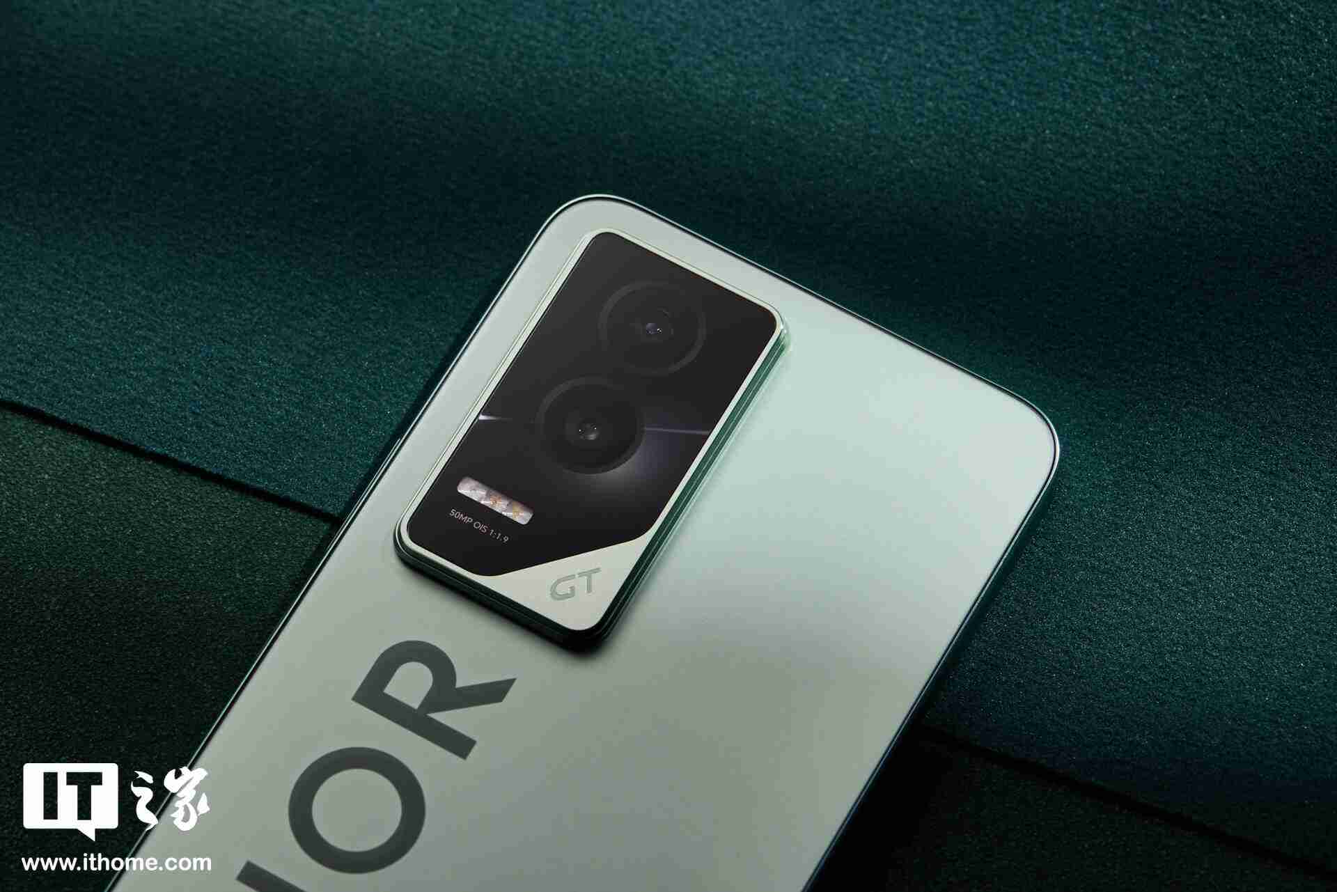 荣耀 GT「极光绿」图赏：大 Logo 设计，梦回荣耀 30