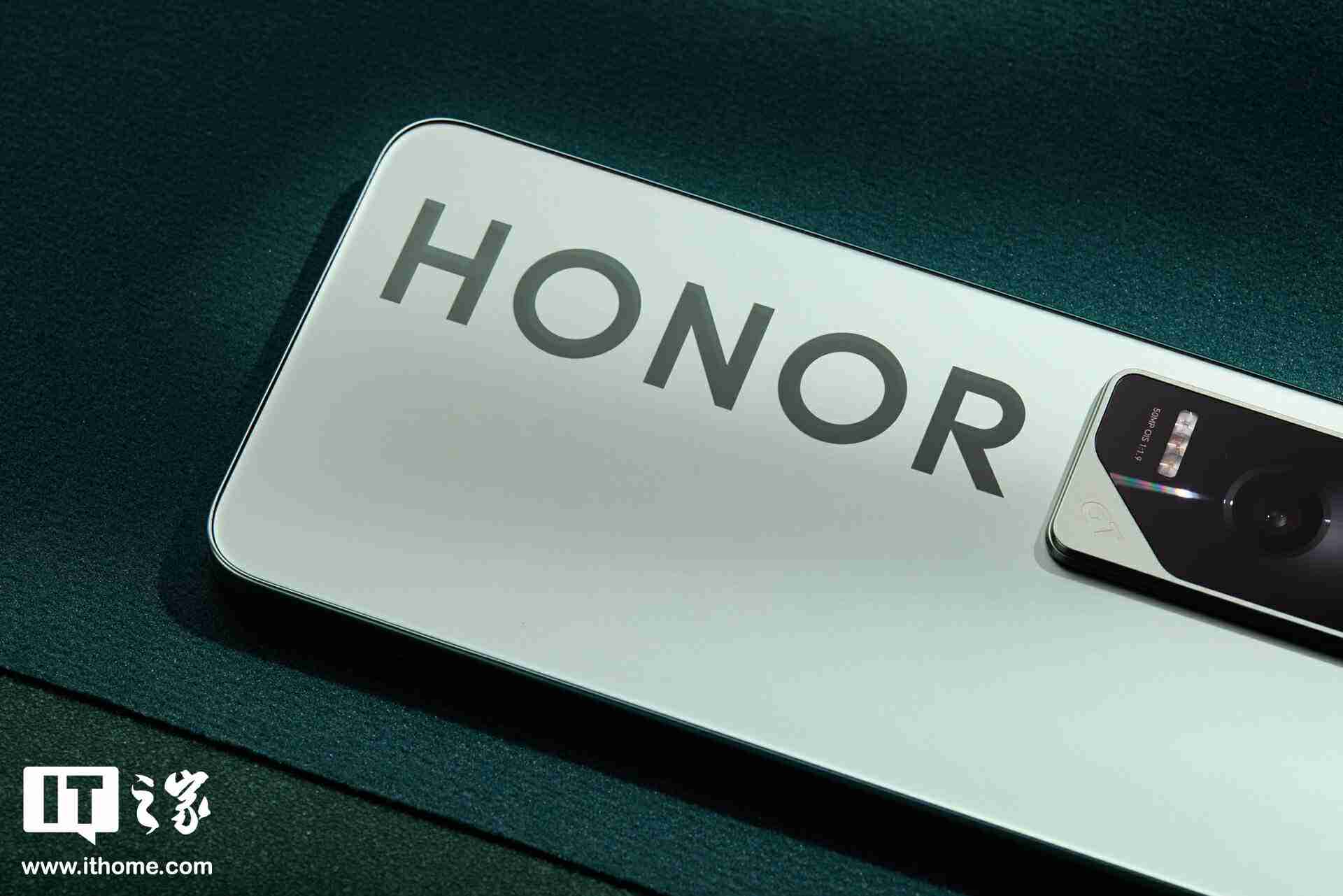 荣耀 GT「极光绿」图赏：大 Logo 设计，梦回荣耀 30